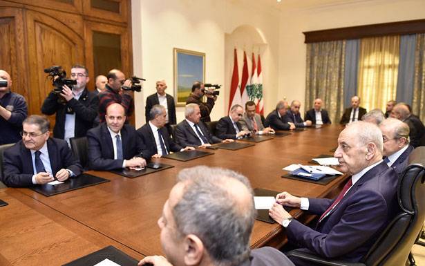 لبنان الى عدم الدفع... والباب مفتوح للتفاوض لاحقاً المرحلة الثانية بعد حسم «اليوروبوند»: إعادة هـيـكـلة المصارف بري: لا معنى للموالاة والمعارضة ... والوحدة تخرجنا من ألازمة