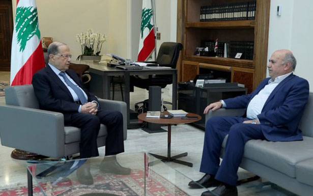 رئيس الجمهوريّة أبرق مُهنئاً الكاتب أمين معلوف بمنحه وسام الإستحقاق الوطني الفرنسي