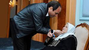 السيسي ينشر لأول مرة صورة له مع والدته بمناسبة عيد الأم