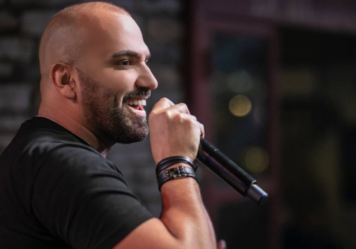 بالفيديو – ناجي أسطا يغني الكورونا “ليست مزحة