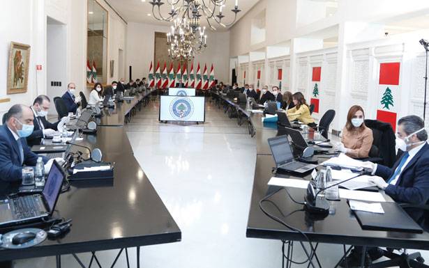 دياب «يتبرأ» من «المحاصصة» السياسية بدعم حزب الله... وينقذ الحكومة
