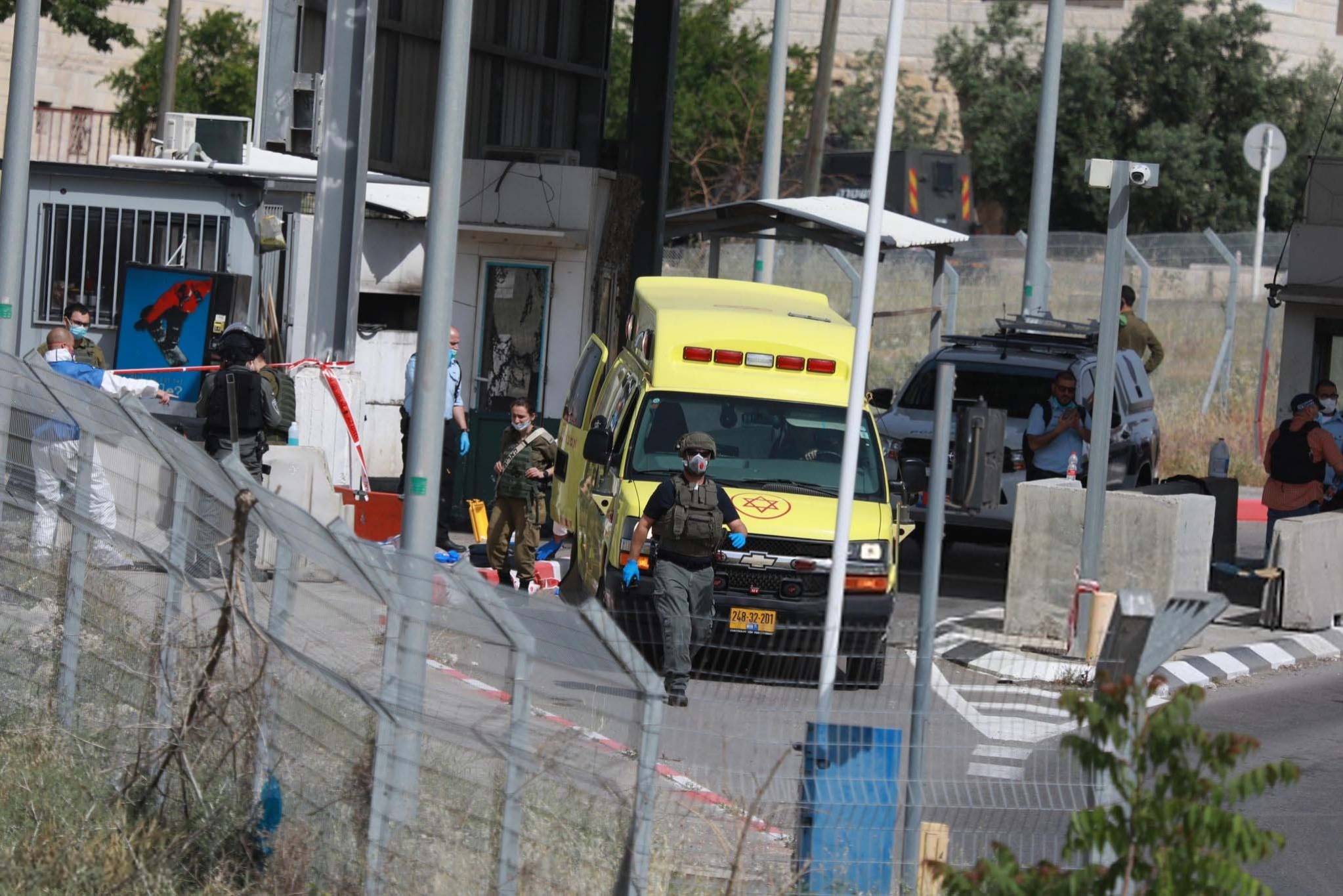 استشهاد فلسطيني بعد إصابته جندياً إسرائيلياً بعملية دهس وطعن