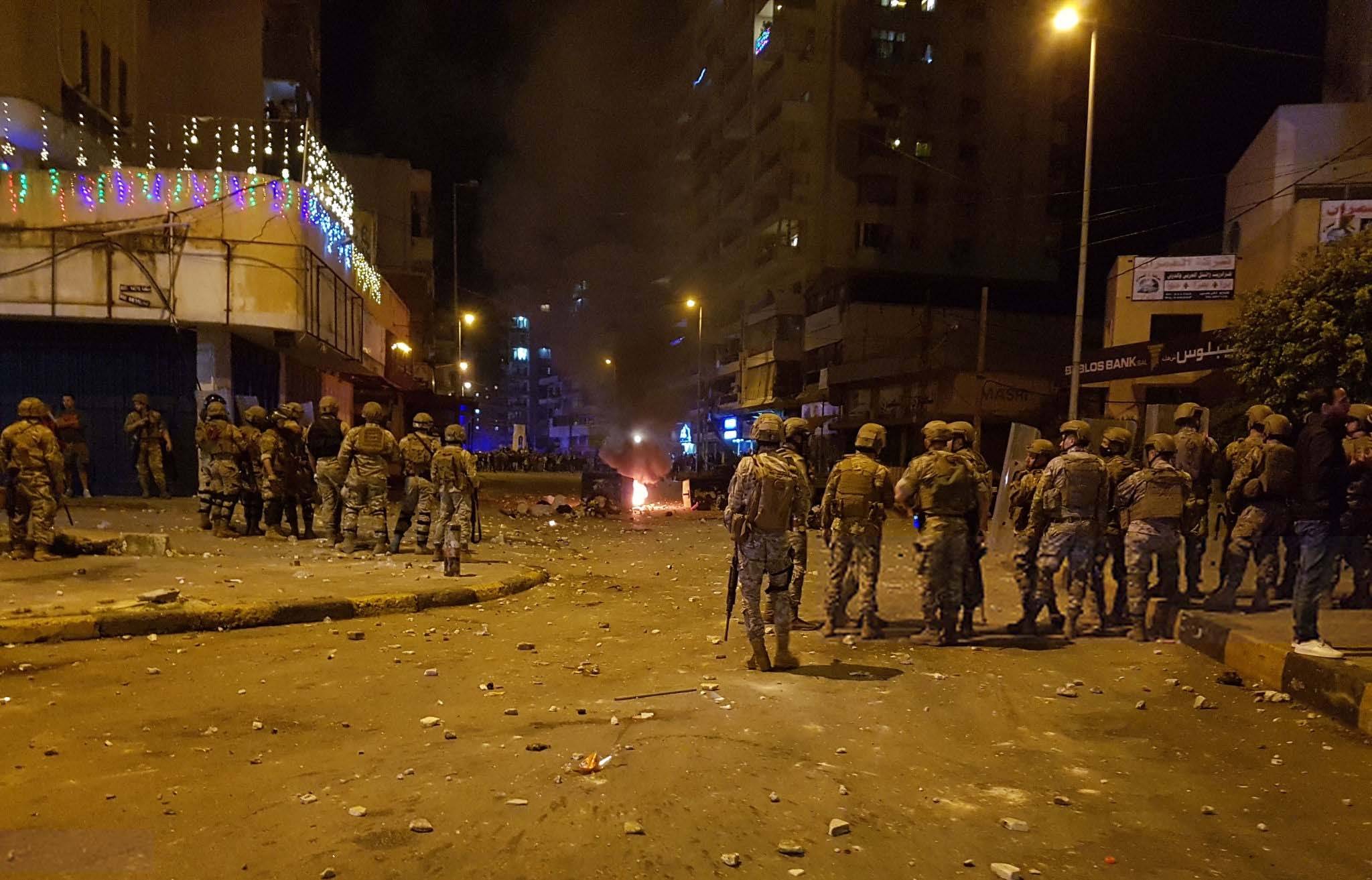 تحذيرات غربيّة للمسؤولين: بلدكم سيهتز ويدخل في فوضى عارمة...
طابور إرهابي سينفذ المهمّة وأعمال العنف ستطال أغلبيّة المناطق!!
مصدر أمني: الأجهزة مُستنفرة ومخاوف كبيرة من سيناريــو أمني خــطير