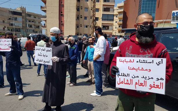 حرق إطارات في بعلبك.. واعتصامات في صيدا للمطالبة بإقرار العفو العام