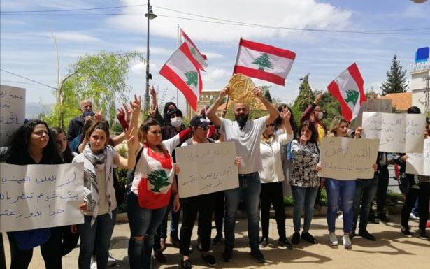 اعتصام في بعلبك احتجاجاً على التلاعب بالدولار ... ومواطن في صيدا يحاول احراق نفسه