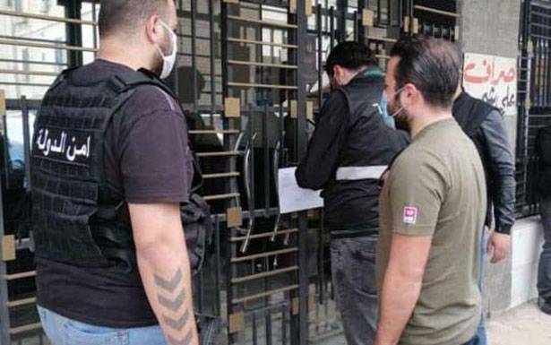 الصيارفة مستمرون في الاضراب وســط اكثر من سعر للدولار