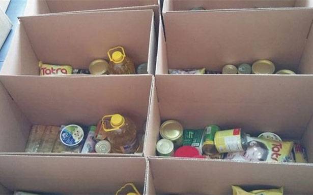 حصص غذائىة للعاملين في مرفأ طرابلس