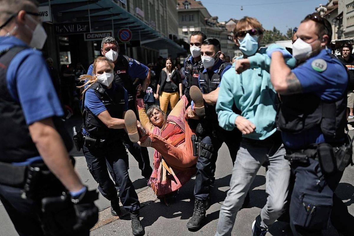 كورونا : موجة غضب من الحجر الصحي تجتاح أوروبا... وانقسام في البيت الابيض
4 ملايين و700 ألف إصابة في الولايات المتحدة ونصف مليون في أميركا اللاتينية