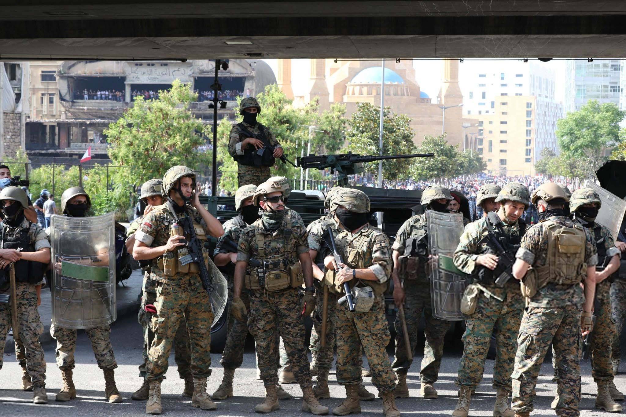 إصابة 25 عنصراً من الجيش بجروح في الأحداث .. والقيادة تنبه : لن نتهاون مع المخلّين بالأمن
