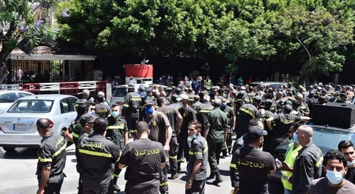 عناصر الدفاع المدني اقفلوا الطريق في الصيفي والمدينة الرياضية وطلبوا مقابلة وزير الداخلية