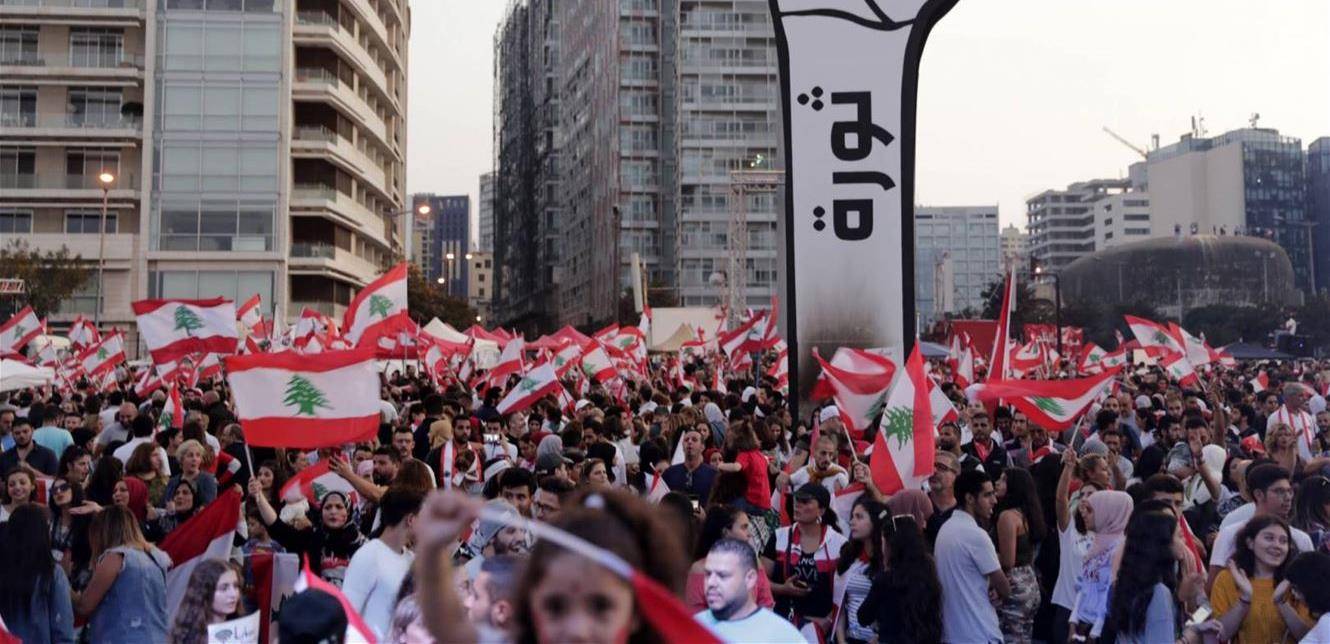 بدء وصول الحافلات والفانات الى ساحة الشهداء.. وإشكال بين محتجين ومواطن
