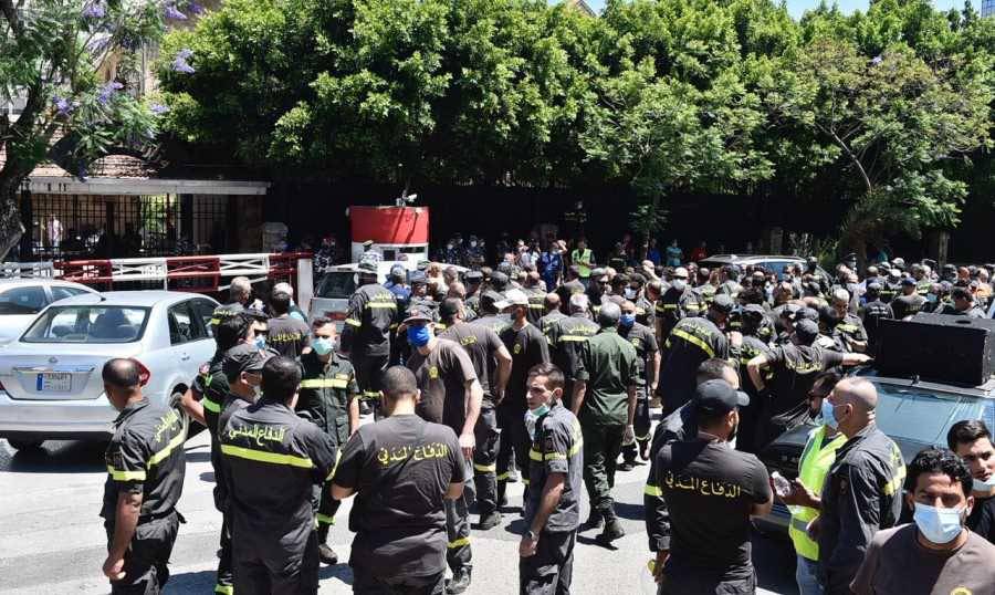 عناصر الدفاع المدني يطالبون بإقرار تثبيتهم:
ليستعدّ المتطوّعون لأي تحرّك تصعيدي