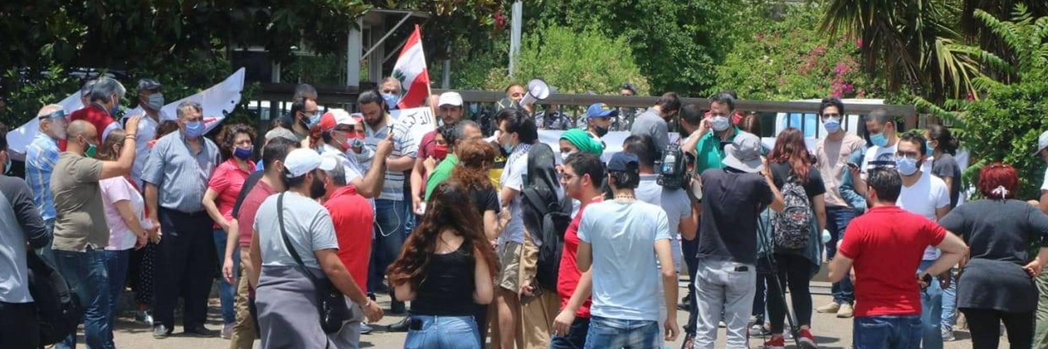 هل ينجح لبنان «بعبور» الاشهر الستة المقبلة بأقل «الخسائر الممكنة»؟
حزب الله يعتمد سياسة «تقطيع الوقت» لاستيعاب «الخصوم» و«الحلفاء»
رهانات خاطئة على ضعف المقاومة وترقب لـ«الشارع» و«استدراج» الدولارات