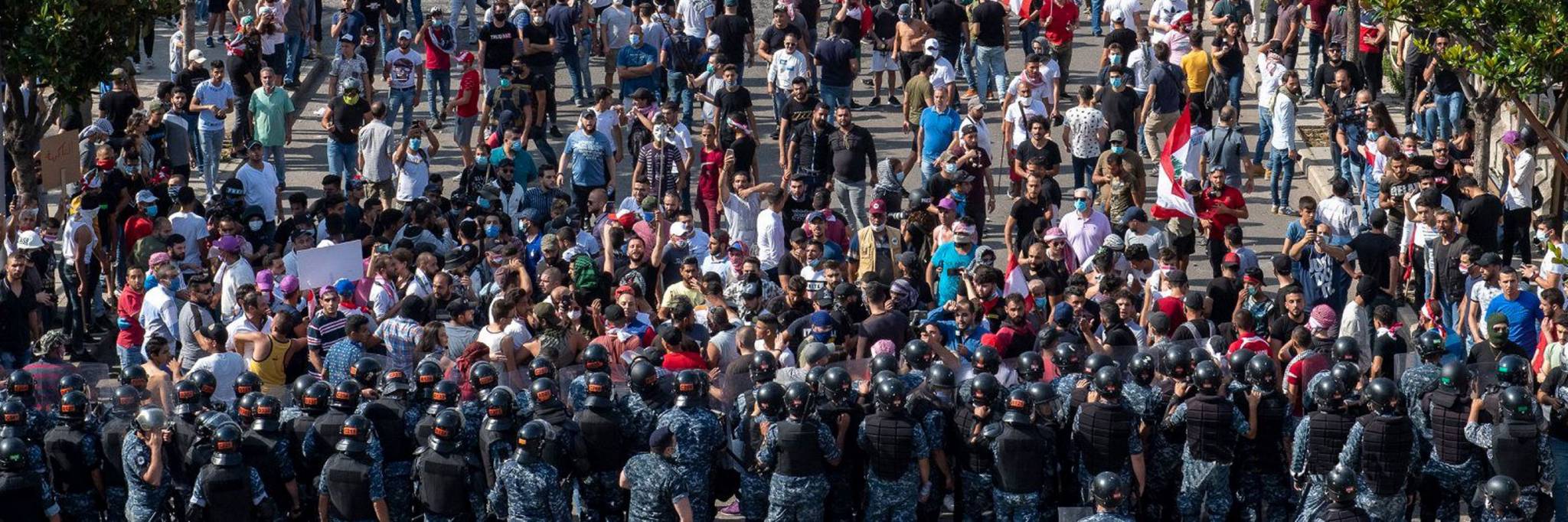 لا معالجات جدية «للفتنة».. «المحميات السياسية» تمنع الملاحقات الامنية
الحريري «يُحرّض» لملاحقة انصار بهاء.. وخطة خفض الدولار تترنح
عون يضع التشكيلات القضائية في «الجارور» وعبود «يُـلـوح» بالاستقالة ؟