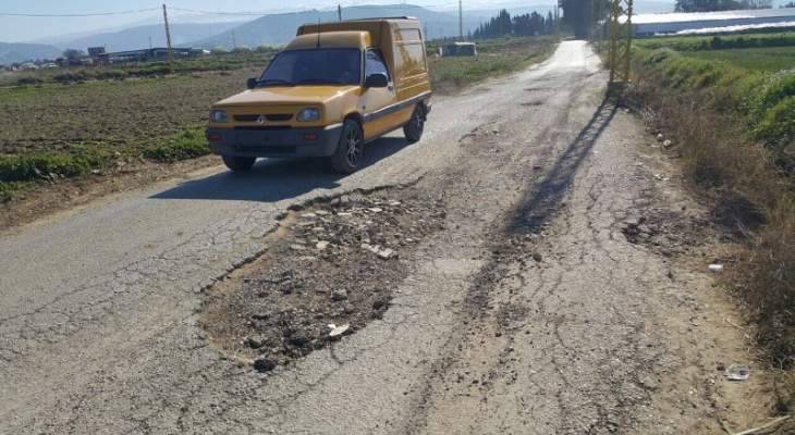 فرق الصيانة باتحاد بلديات عرقة تبدأ بتعبيد الطريق الدولية بين البلدة وسهل عكار