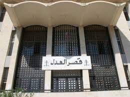 تجمع لعدد من المحتجين امام قصر العدل بطرابلس
