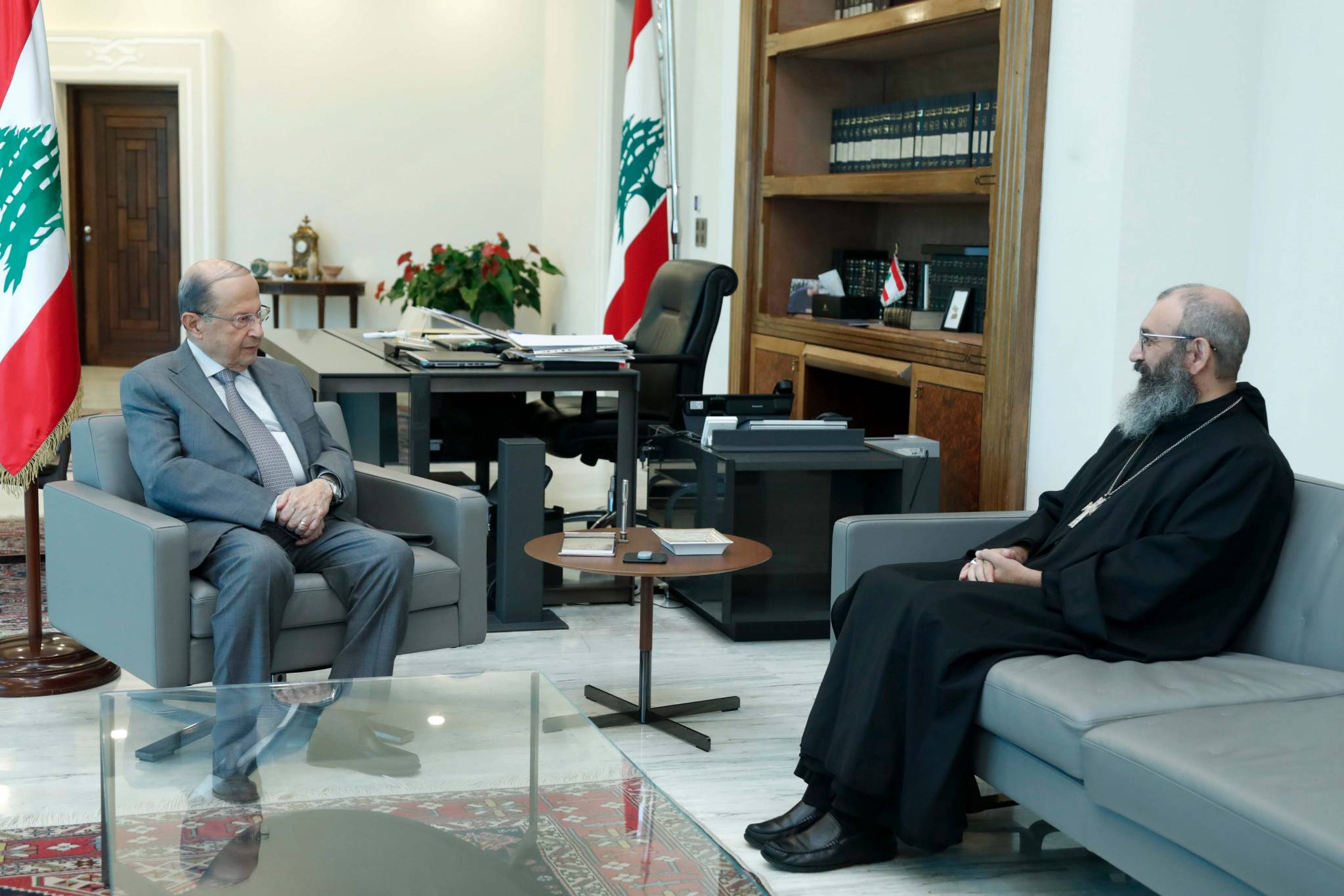 هنّأ قوى الأمن الداخلي في عيدها مُنوّهاً بتضحيات أفرادها
عون : على قوى الأمـن تعزيـز التعاون
مــع بـــاقــي المؤسّسات الأمنيّة والعسكريّة