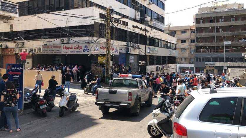 زحمة امام محال الصيرفة في المناطق
سلامة: احتياطيات المركزي ليست بخطر ونسعى لخفض سعر الدولار