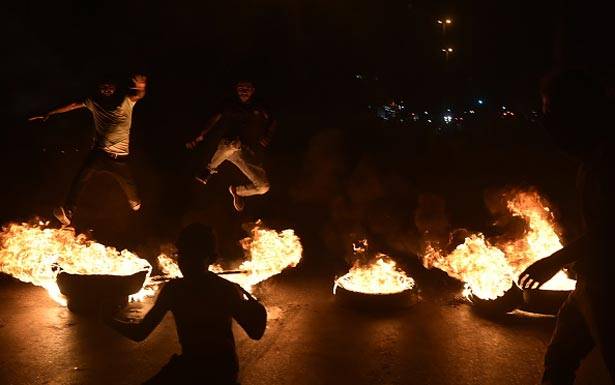 مصادر نيابية معارضة: تزامن مشبوه بين انفجار الشارع والدولار بعد صفقة التعيينات