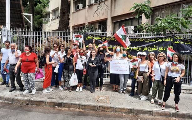 وقفة إحتجاجيّة أمام قصر الـعدل للمـُطـالـبة بـالإسراع فـي التشكيلات
