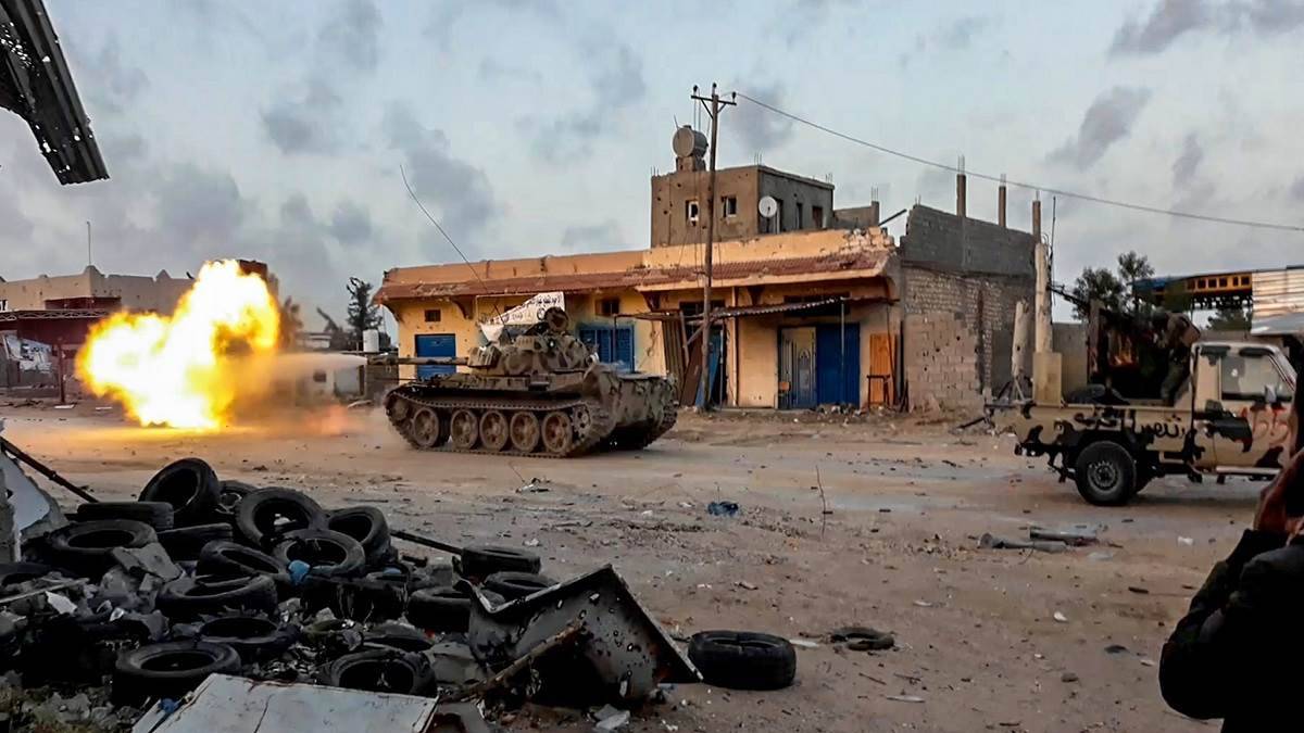 اتفاق بين الرئيسين الفرنسي والاميركي على وقف التصعيد
ليبيا : «الوفاق» تكشف اتفاقها مع «افريكوم»