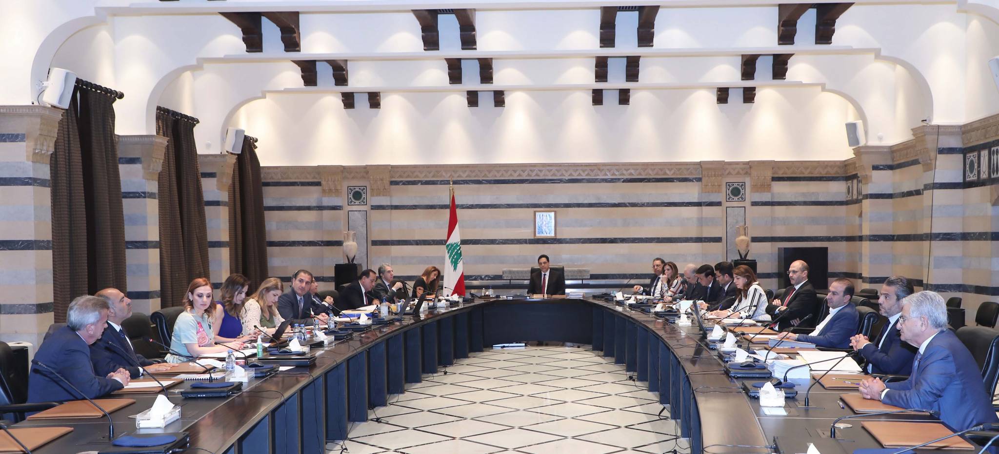 الحديث عن تغيير محدود لبعض الوزراء لا قيمة له في الوقت الراهن
«الثنائي الشيعي» يُجدّد تمسّـكه بدياب والحكومة... والمواجهة مفتوحة سياسياً !!