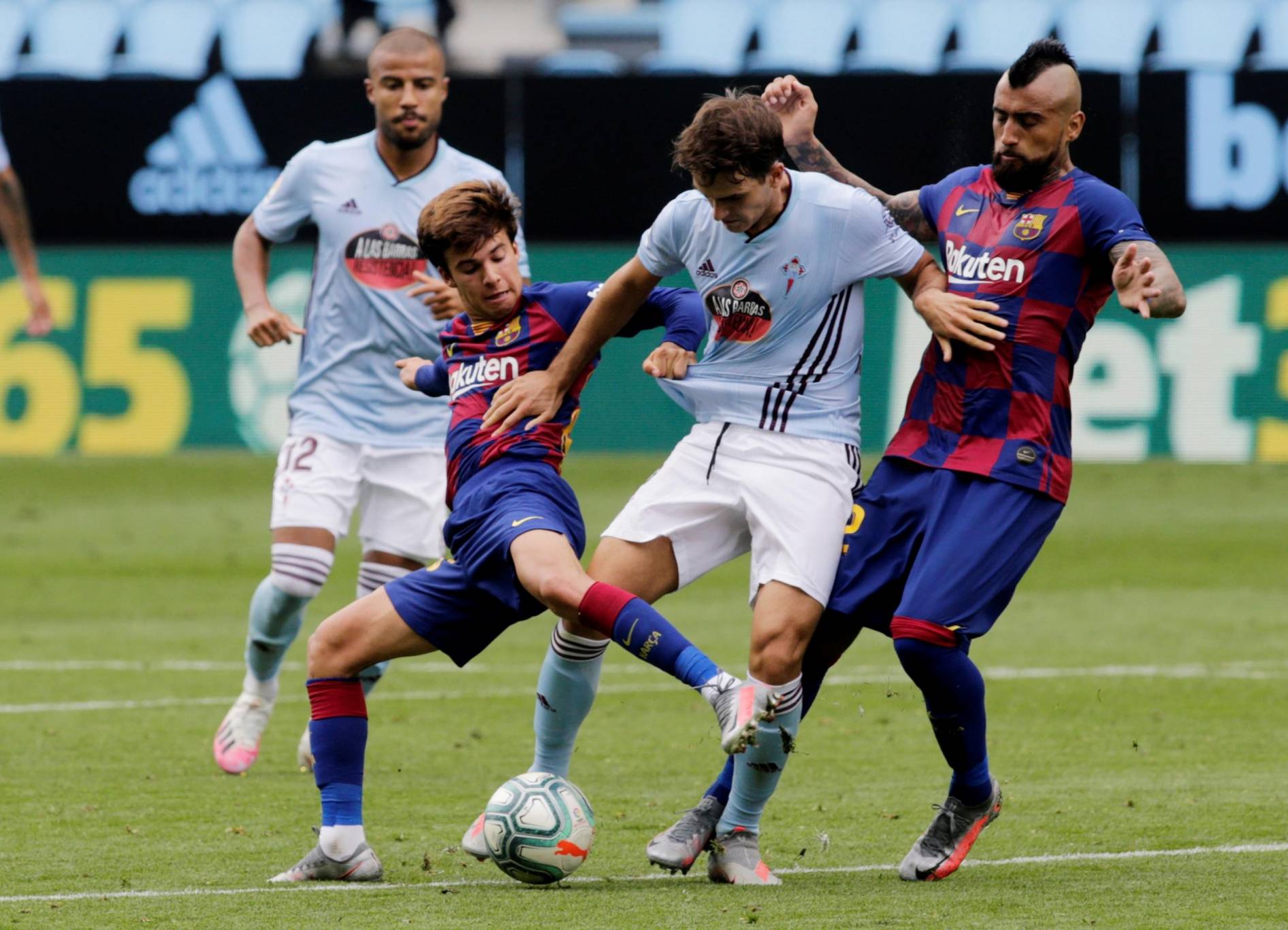 البطولات الأوروبية : تعادل محبط لبرشلونة وبـايـرن ميونيخ يتسلم درع البوندسليغا