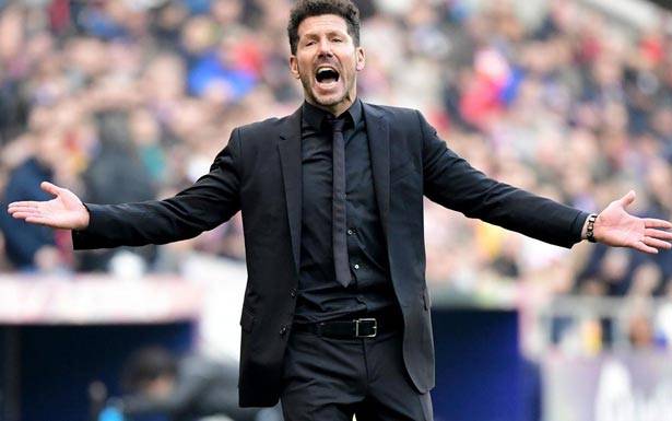 لاعبو برشلونة يتهمون مدربهم بإهدار الوقت قبل مواجهة أتلتيكو غداً