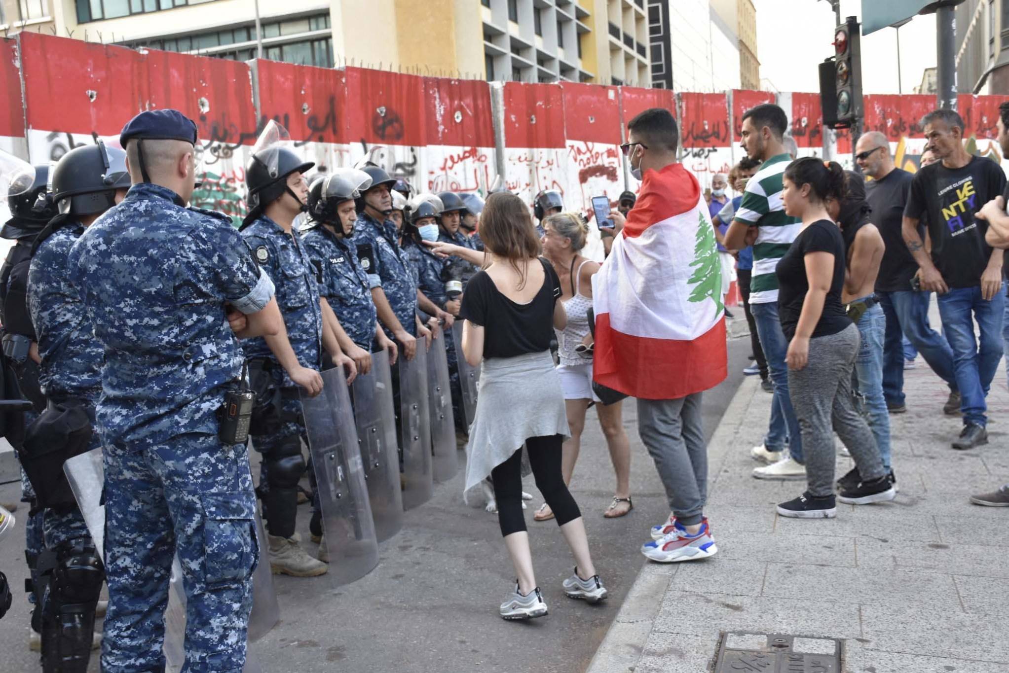 «الانهيار» الاقتصادي دون «كوابح»... «الدولار» دون «سقف»... والاجراءات «عقيمة»
حزب الله «يجهض» «مناورة» إسقاط الحكومة... دياب «صامد» ويصعد «المواجهة»
تطوير العلاقات الاقتصادية مع الصين والعراق «أول الغيث»... ولا «عتمة» الاحد