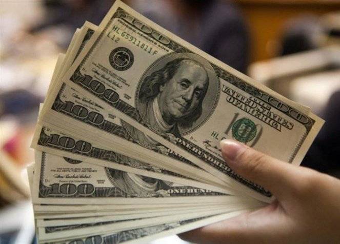 انخفاض سعر الدولار في السوق السوداء