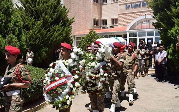 الجيش: تعرض دورية وعدة مراكز للجيش بالبقاع لاطلاق نار من قبل مسلحين واستشهاد احد العسكريين