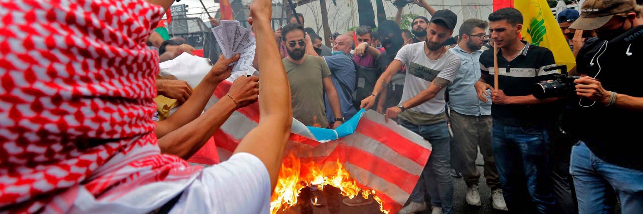 هل يصبح لبنان تحت الوصاية الدولية أم ينهض بذاته وقوته من الأزمة المالية الاقتصادية؟
لقاءات السفيرة الاميركية مع دياب وبري: إستثناءات وإعفاءات للبنان تحت قانون قيصر
كرة الثلج تكبر وترقيعات طفيفة لأزمة مالية عميقة.... هل الدولة اللبنانية أمام خطر التفكك؟