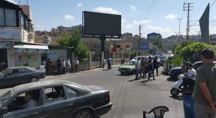 فتح دوار كفررمان بعدما أقفله محتجون على رفض مستشفيين