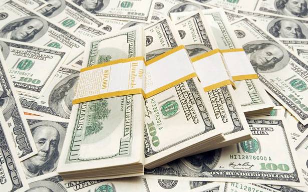 هؤلاء هم الناشطون في سوق الدولار السوداء... وهكذا يتحدد السعر اليومي !! الأجهزة الأمنيّة تُـلاحق «التطبيقات» الذكيّة