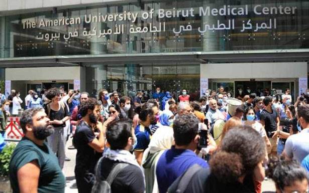 المصروفون من الجامعة الاميركية نفذوا اعتصام امام المركز الطبي للمستشفى