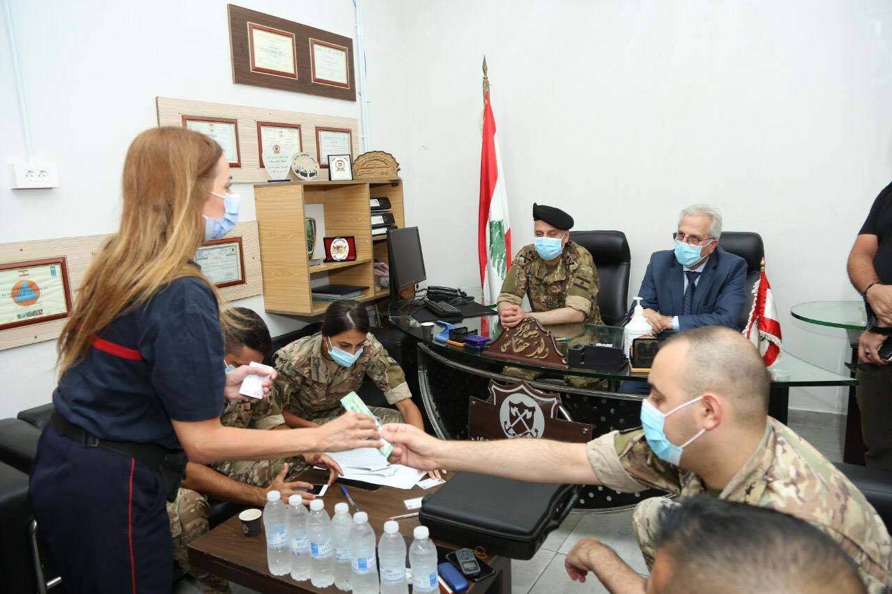 خــطّــــار وشاميّة واكبا تـوزيـــع
المساعدات لـمُتـطـوّعي الــدفاع الـمدنـي