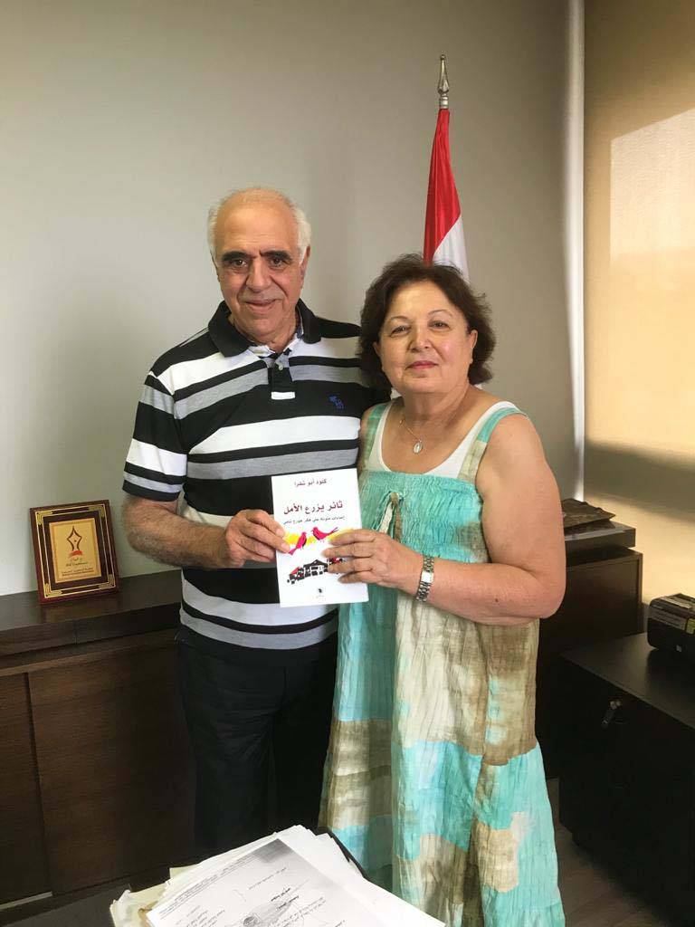 القصيفي تسلّم من كلود أبو شقرا كتابها الجديد «ثائر يزرع الأمل»
