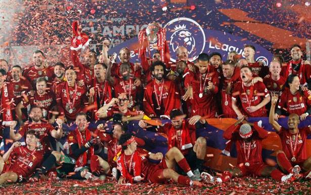 ليفربول يتسلم كأس الدوري الانكليزي الممتاز ومهرجان أهداف فـي لـيـلــة تتويجه التاريخية