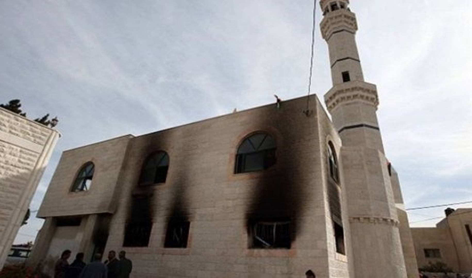 المستوطنون يحرقون مسجداً في الضفة الغربية
حماس: رفضنا عرضاً «مالياً» للتخلي عن القدس