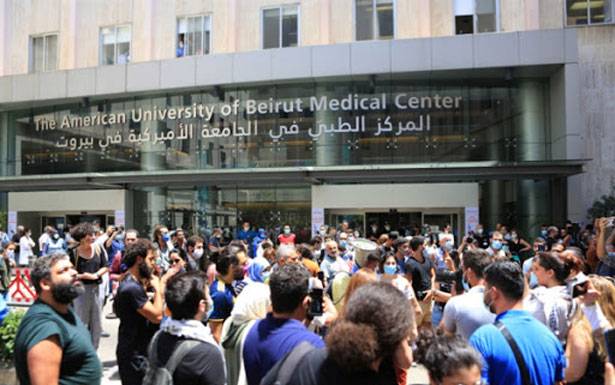 مجموعة من المصروفين في الجامعة الاميركية اعتصموا أمام مدخلها