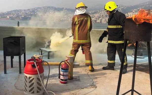 تدريبات لعناصر الإنقاذ البحري حول قيادة الزوارق ومكافحة الحرائق