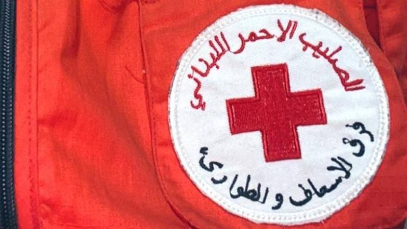 الصليب الأحمر تسلم من ماس في المطار مساعدة مالية تقديرا لجهوده