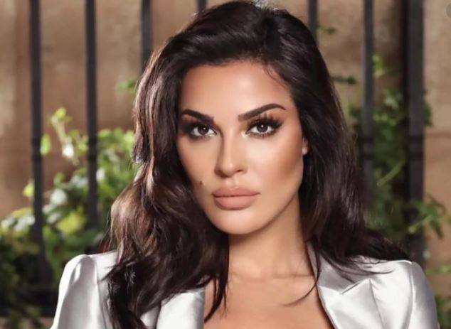 اليكم الصورة الأولى لنادين نجيم من المستشفى..ومن معها؟
