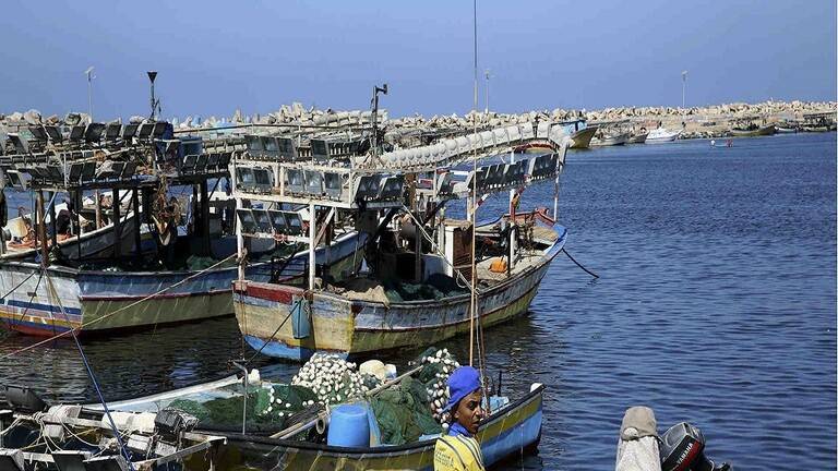 إسرائيل تعاقب غزة بالصواريخ الموقوتة وبتقليص مساحة الصيد
