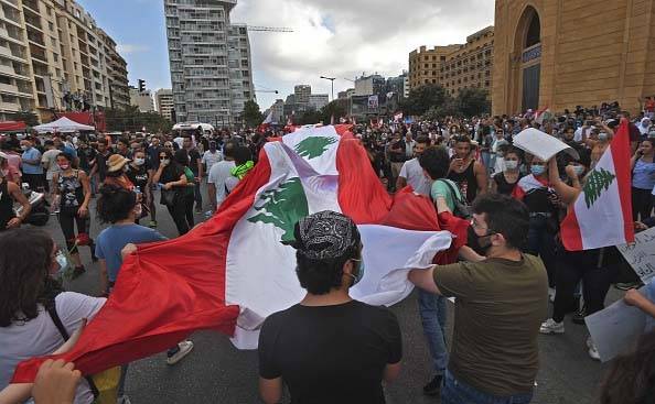 «الثوار» في ساحة الشهداء للمشاركة في يوم الحساب..
اعلان «الخارجيّة» مقرّاً للثورة.. استشهاد عنصر من قوى الأمن
حجارة وقنابل وتنبيه من الجيش وقوى الامن.. فوج اطفاء بيروت يتمرّد