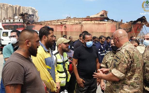 قائد الجيش يواكب فرق الانقاذ في المرفأ