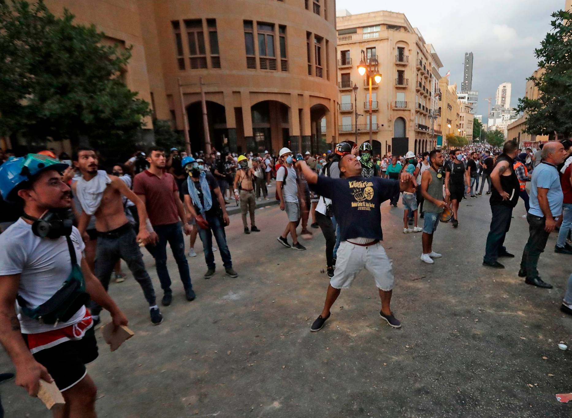 أطـــراف الاجـنـدات الخارجية تستغلّ نكــبة بـيـروت لـوضـع الـبلاد نحو النـفـق المـظـلم
كـــل المخـــارج المستعصية بعد حكومة ديــــاب... والأنــظــار تـتجه الى بــاريــــس !