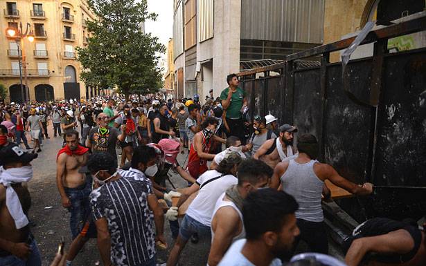مصدر ديبلوماسي قلق من احداث أمنية جديدة لزرع الفتنة واستهداف المقاومة: الطريق لتشكيل الحكومة غير سالكة وامامها «الغام ضخمة» داخلية واقليمية ودولية!