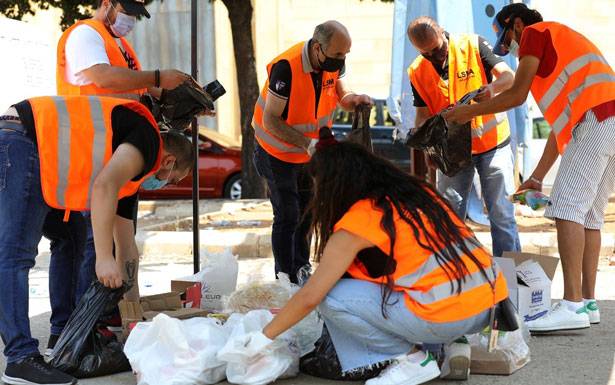 متطوعو جمعية الاعلاميين الرياضيين اللبنانيين يوزعون مساعدات في المناطق المتضررة