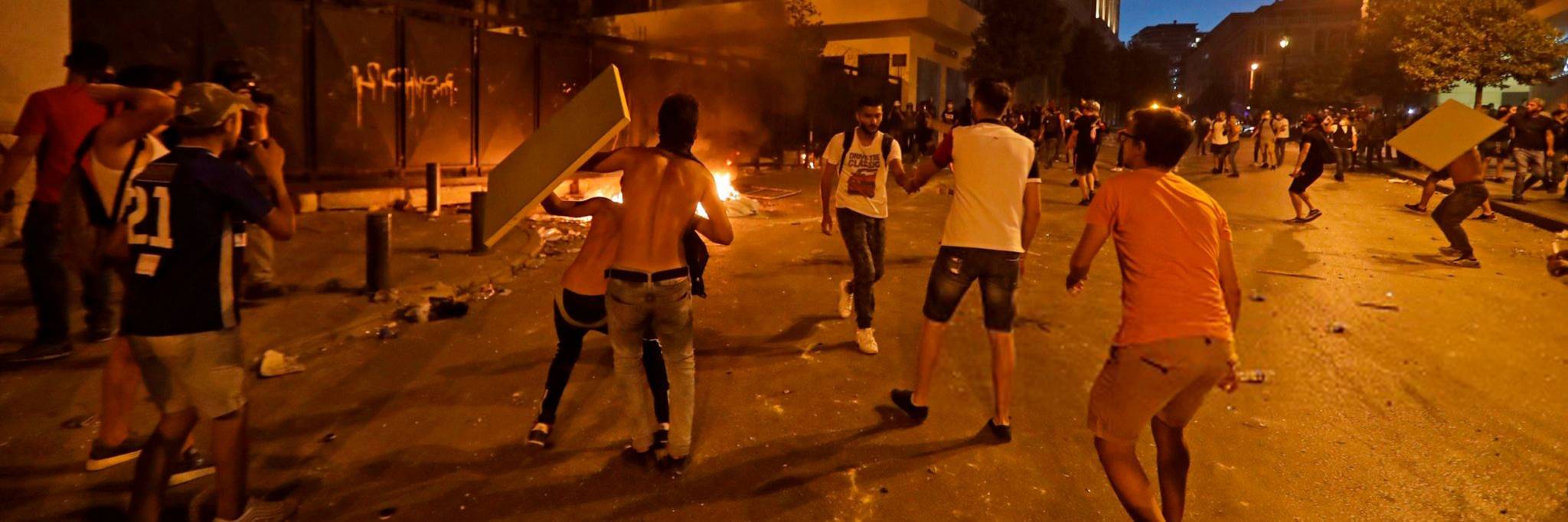 كاد نصف الحكومة أن يسقط... إستقالات نواب... ومشاهد ساحتي الشهداء والنجمة مأساة
مُؤتمر المانحين قرّر تقديم مُساعدات فورية بـ 250 مليون يورو تصل مُباشرة للبنانيين